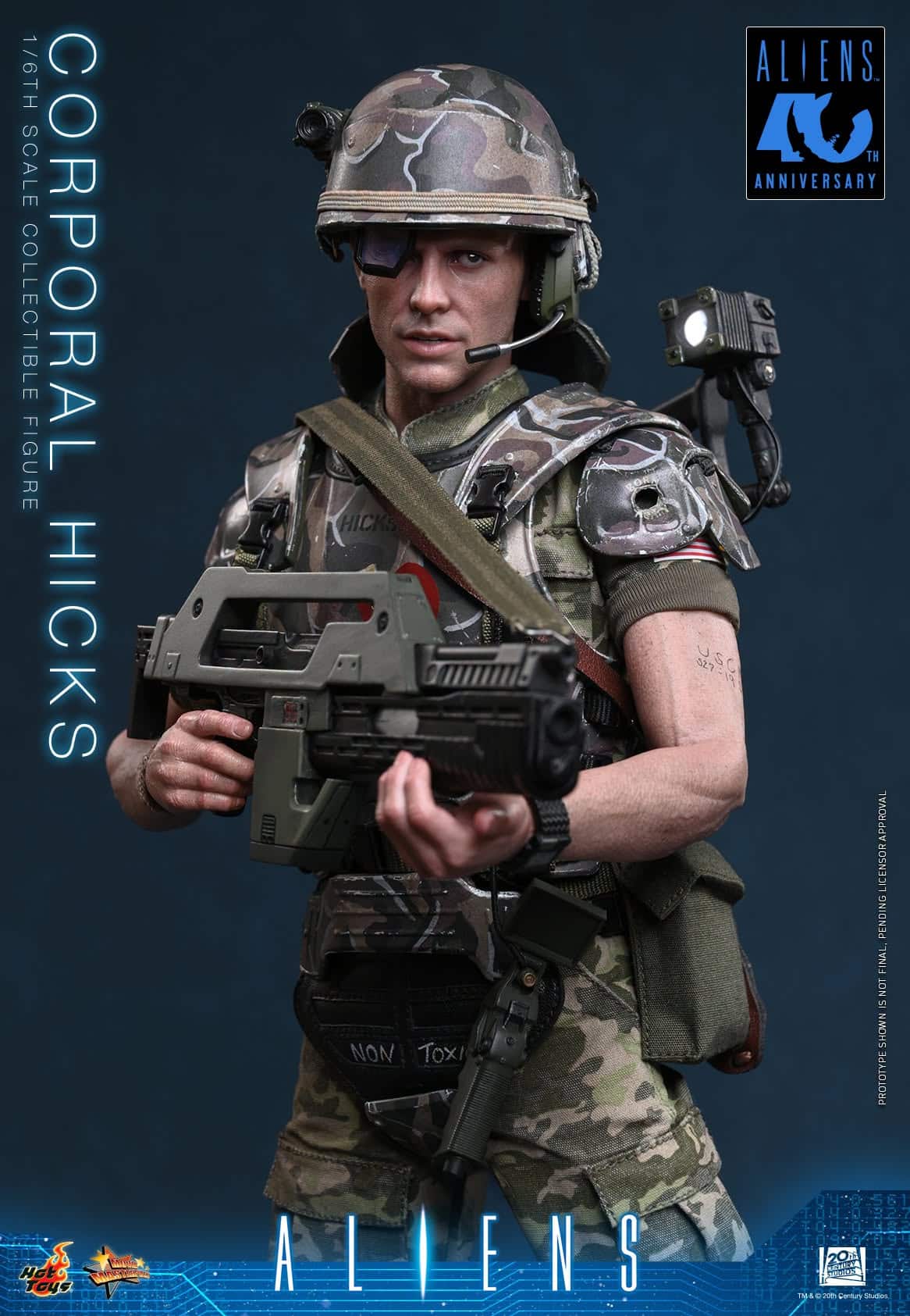 Hot Toys Corporal Hicks 1/6th Scale Figure (Aliens) close-up with helmet, LED shoulder lamp and Pulse Rifle