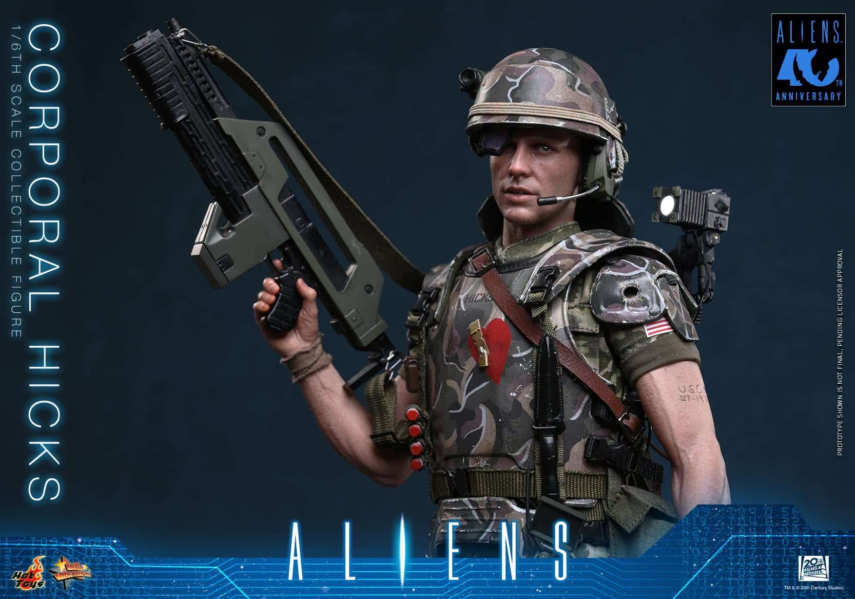 Hot Toys Corporal Hicks 1/6th Scale Figure (Aliens) with Pulse Rifle raised, helmet and shoulder lamp