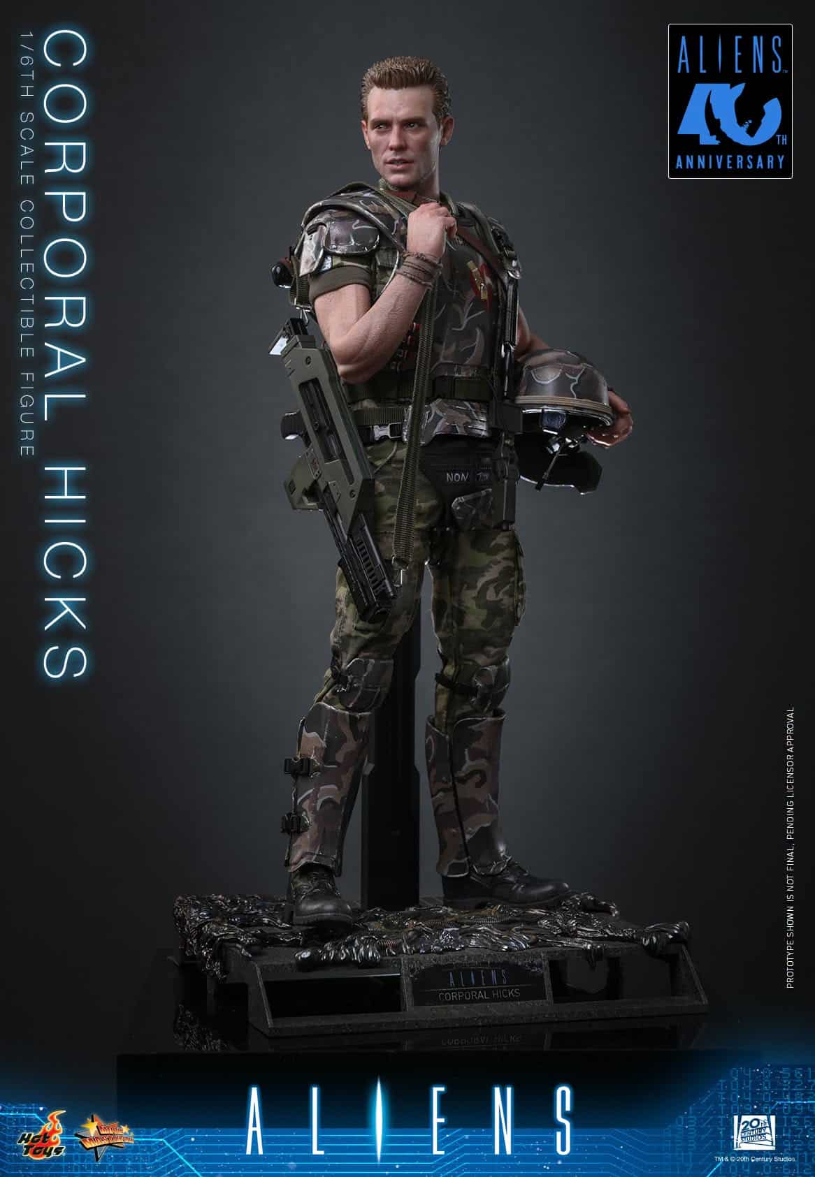 Hot Toys Corporal Hicks 1/6th Scale Figure (Aliens) standing on the metal grating diorama base with Xenomorph remains