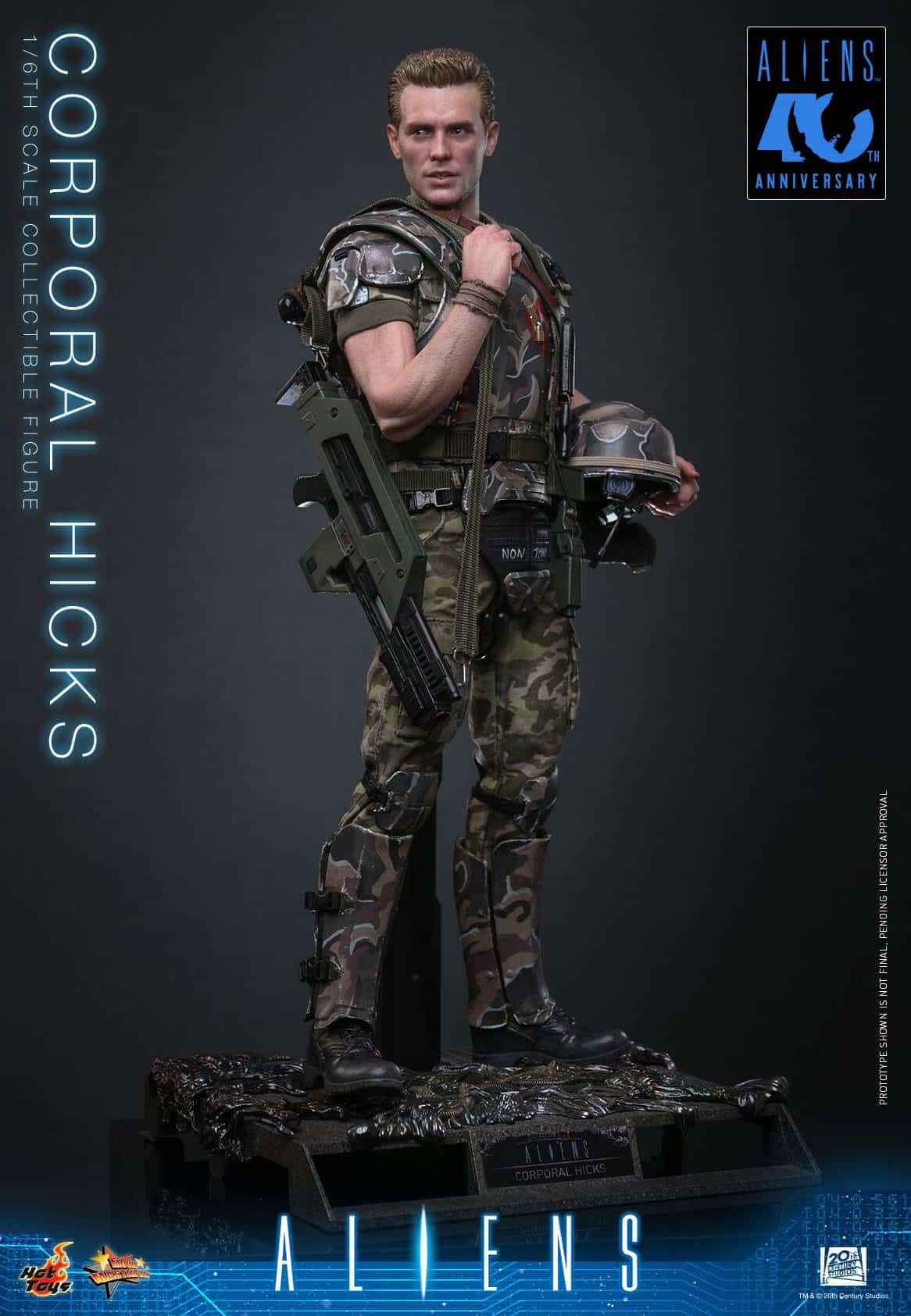 Hot Toys Corporal Hicks 1/6th Scale Figure (Aliens) on the diorama base holding his helmet, shotgun slung